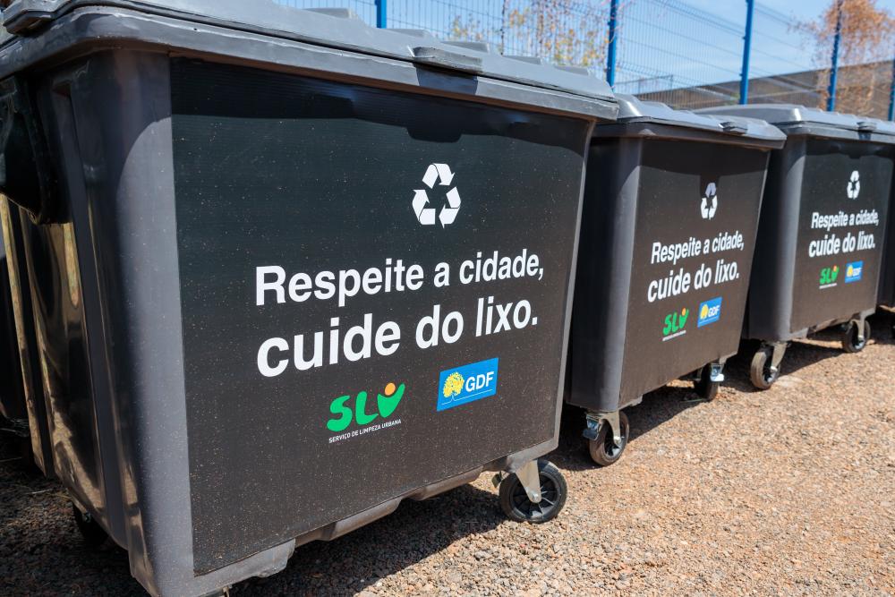 Capa da notícia: SLU entrega 1.250 contêineres para reforçar a limpeza das cidades